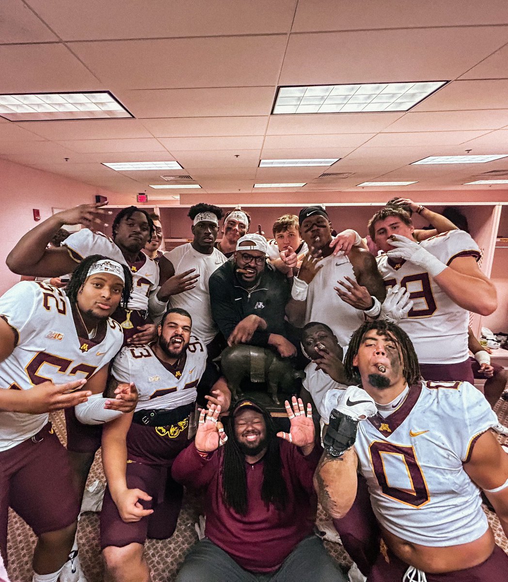 I agree @LateKickJosh “The Floyd of Rosedale” is the best trophy in all of college football. Great team win <a href="/GopherFootball/">Minnesota Football</a>. #SkiUMah #RowTheBoat #TheDojo 🥋 🐖〽️.