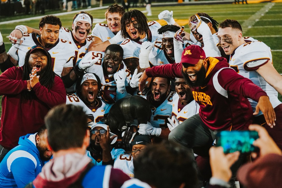 HOLLOWAY__52's tweet photo. I agree @LateKickJosh “The Floyd of Rosedale” is the best trophy in all of college football. Great team win @GopherFootball. #SkiUMah #RowTheBoat #TheDojo 🥋 🐖〽️. https://t.co/CiNzVnWO0v