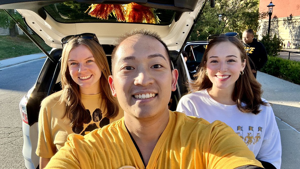 TripleV94's tweet image. Not much selfies to add, but was happy to stop on by and say hi to you all participating in the #MizzouHomecoming parade and even caught up with one of @KOMUnews’ alums, @KathrynMerckTV!
#MIZ! #FirstAndFinest 😃🐯🐅
- @kesley_wx @SaraMoyersTV @KOMUEmily @KOMUMatt