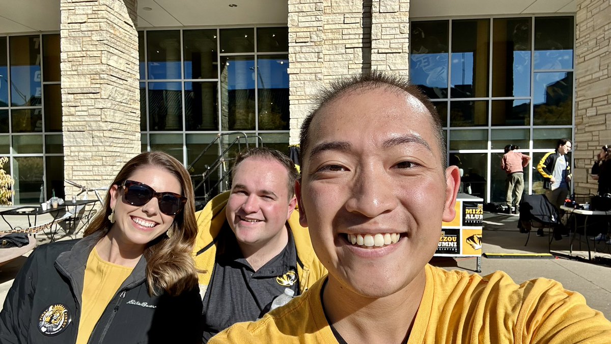 TripleV94's tweet image. Not much selfies to add, but was happy to stop on by and say hi to you all participating in the #MizzouHomecoming parade and even caught up with one of @KOMUnews’ alums, @KathrynMerckTV!
#MIZ! #FirstAndFinest 😃🐯🐅
- @kesley_wx @SaraMoyersTV @KOMUEmily @KOMUMatt