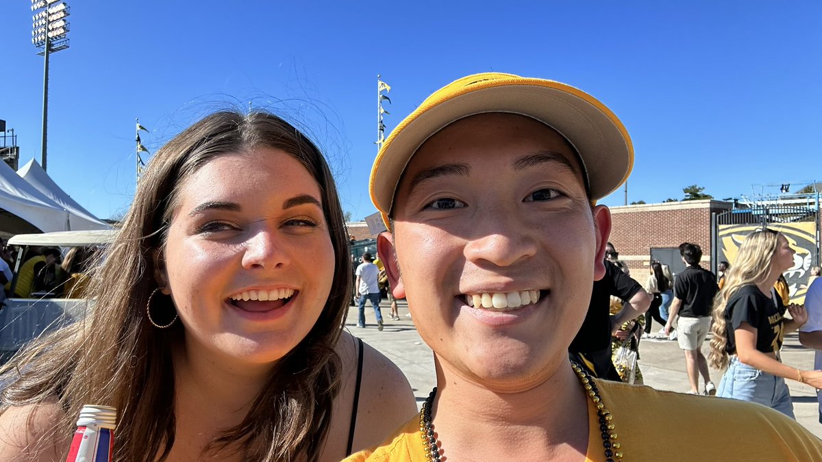 TripleV94's tweet image. Not much selfies to add, but was happy to stop on by and say hi to you all participating in the #MizzouHomecoming parade and even caught up with one of @KOMUnews’ alums, @KathrynMerckTV!
#MIZ! #FirstAndFinest 😃🐯🐅
- @kesley_wx @SaraMoyersTV @KOMUEmily @KOMUMatt