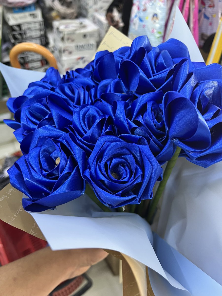 RubenZav_19's tweet photo. La niña que me gusta me hizo unas rosas que no se marchitan, y yo que no me quiero encular :( https://t.co/lqqjtqW0EU