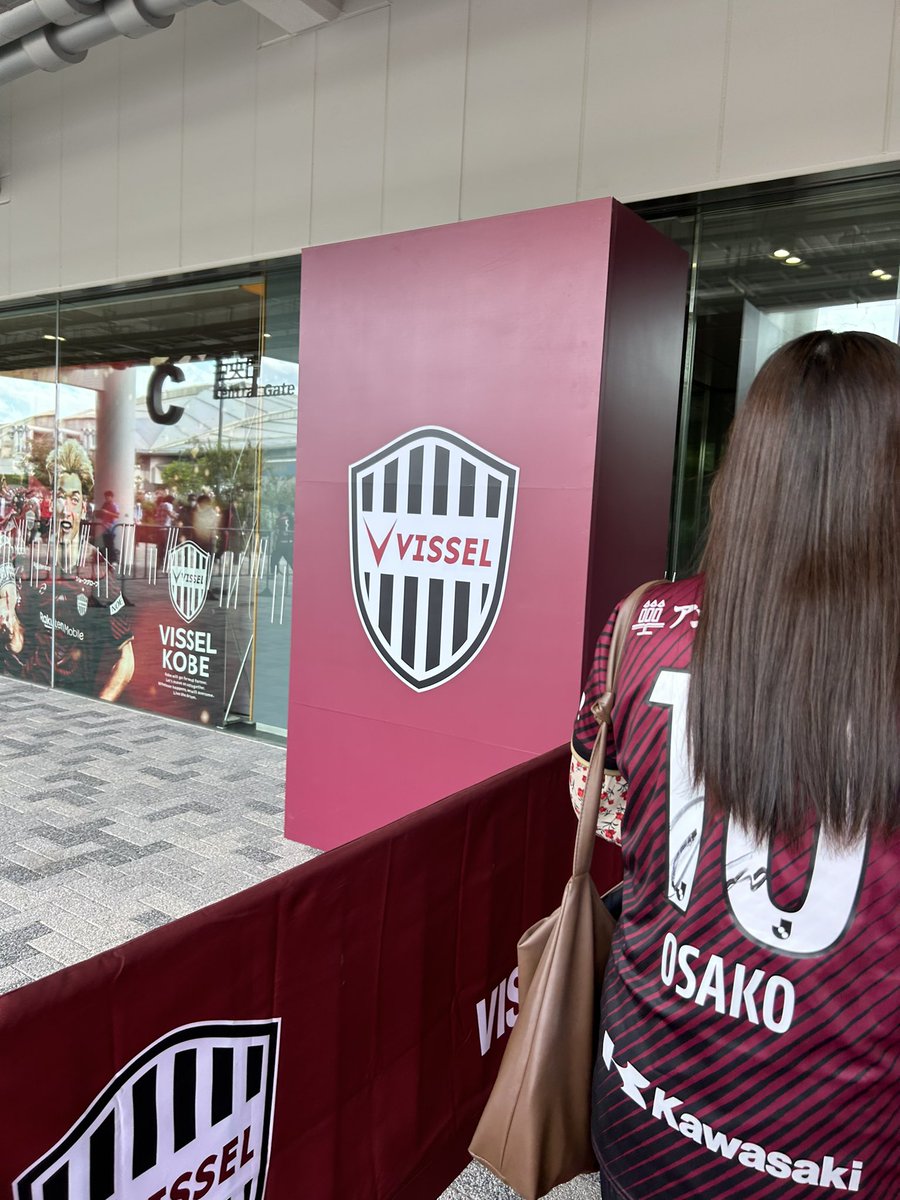 vissel_mt_ma's tweet photo. 楽天チケットさんのvipシートが当選し、急遽国立競技場に参戦しました！！

初の遠征で、食事やドリンク、お土産として6人の選手が印刷されたコーヒーセットまでいただき、試合の結果も全てが最高でした！！
来年が怖いくらい今年いいことづくしで幸せです🥹🥹
#ヴィッセル神戸
#RakutenSUPERMATCH https://t.co/ulYEqW00hZ