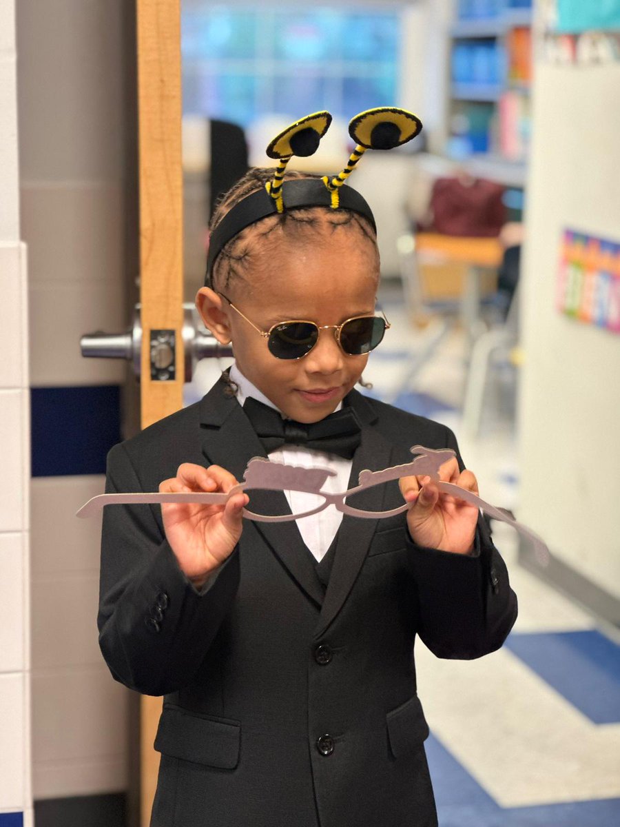 QueenBeeMsCNJ's tweet photo. The Busy Bee Ceremony of 2023 🐝🐝🐝
#busybee102 #laspantherpride #orangestrong #kindergartenrocks #kindergartenteacher #GoodtoGreat #kindergarten #orange💪🏾 @Gerald_Fitzhugh @Principal_JB1 #themedclassrooms https://t.co/G5ku3VnoDS