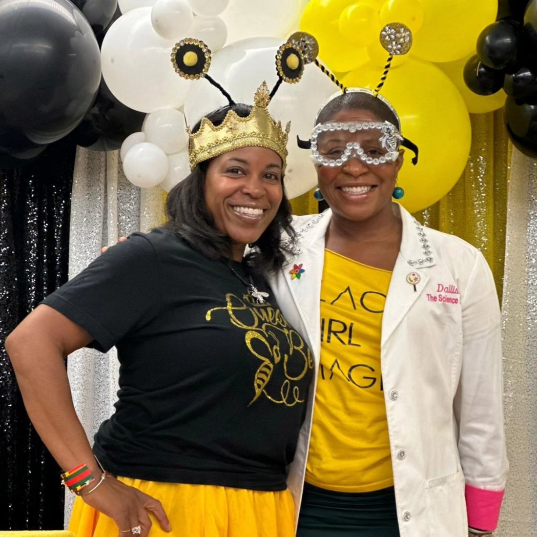 QueenBeeMsCNJ's tweet photo. The Busy Bee Ceremony of 2023 🐝🐝🐝
Thank you Dallis Science Diva  for such an amazing presentation!💛💛💛🐝🐝
#busybee102 #laspantherpride #orangestrong #kindergartenrocks #kindergartenteacher #GoodtoGreat #kindergarten #dallisthesciencediva #themedclassrooms @Gerald_Fitzhugh https://t.co/6R5EaYNqED