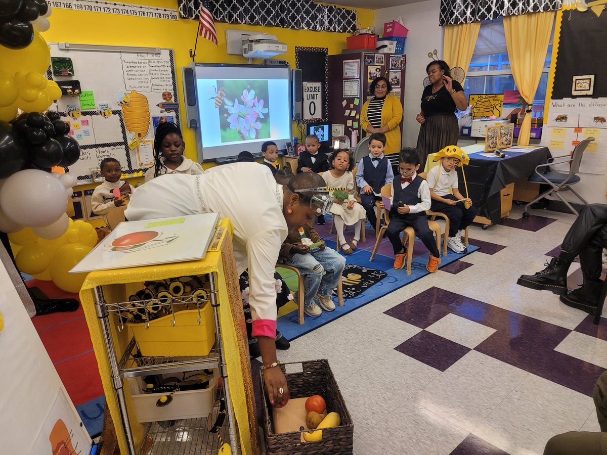 QueenBeeMsCNJ's tweet photo. The Busy Bee Ceremony of 2023 🐝🐝🐝
Thank you Dallis Science Diva  for such an amazing presentation!💛💛💛🐝🐝
#busybee102 #laspantherpride #orangestrong #kindergartenrocks #kindergartenteacher #GoodtoGreat #kindergarten #dallisthesciencediva #themedclassrooms @Gerald_Fitzhugh https://t.co/6R5EaYNqED