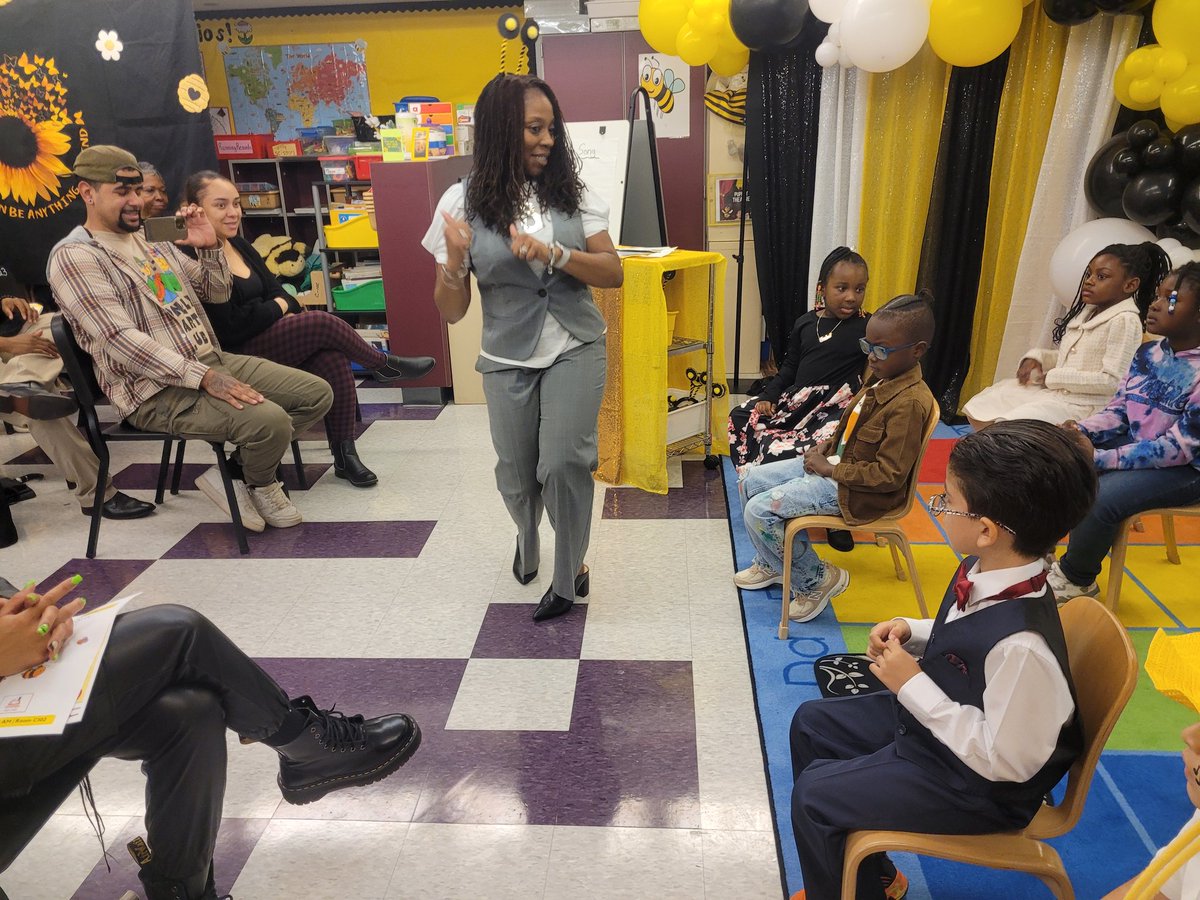 QueenBeeMsCNJ's tweet photo. The Busy Bee Ceremony of 2023 🐝🐝🐝
#busybee102 #laspantherpride #orangestrong #kindergartenrocks #kindergartenteacher #GoodtoGreat #kindergarten  @Gerald_Fitzhugh @Principal_JB1 #themedclassrooms https://t.co/mkWwHCRUgL