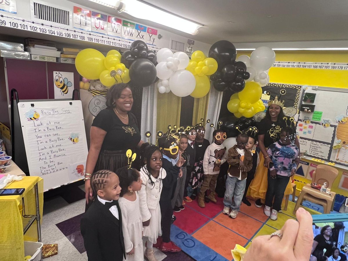 QueenBeeMsCNJ's tweet photo. The Busy Bee Ceremony of 2023 🐝🐝🐝
#busybee102 #laspantherpride #orangestrong #kindergartenrocks #kindergartenteacher #GoodtoGreat #kindergarten  @Gerald_Fitzhugh @Principal_JB1 #themedclassrooms https://t.co/mkWwHCRUgL