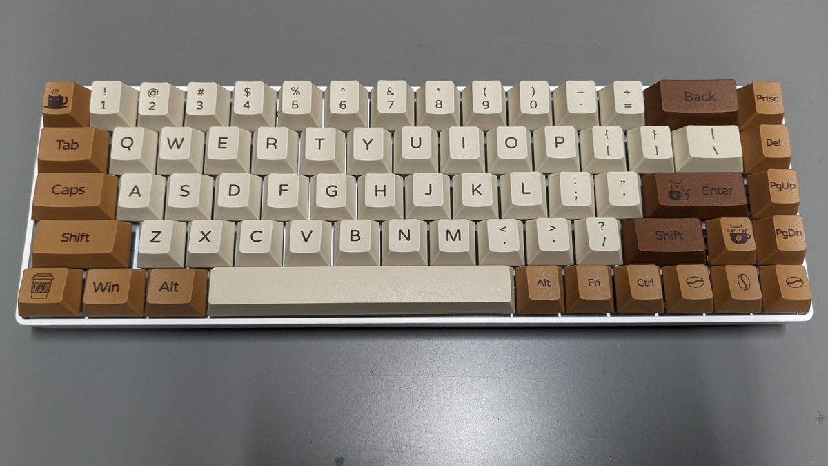 gtey18's tweet photo. 興味本位で自作キーボードに手を出してみた（ハンダ無しのイージーモード）。静音スイッチとTapeMod、スタビのルブで打鍵感は結構良き😆 https://t.co/R8yyU3J7X6