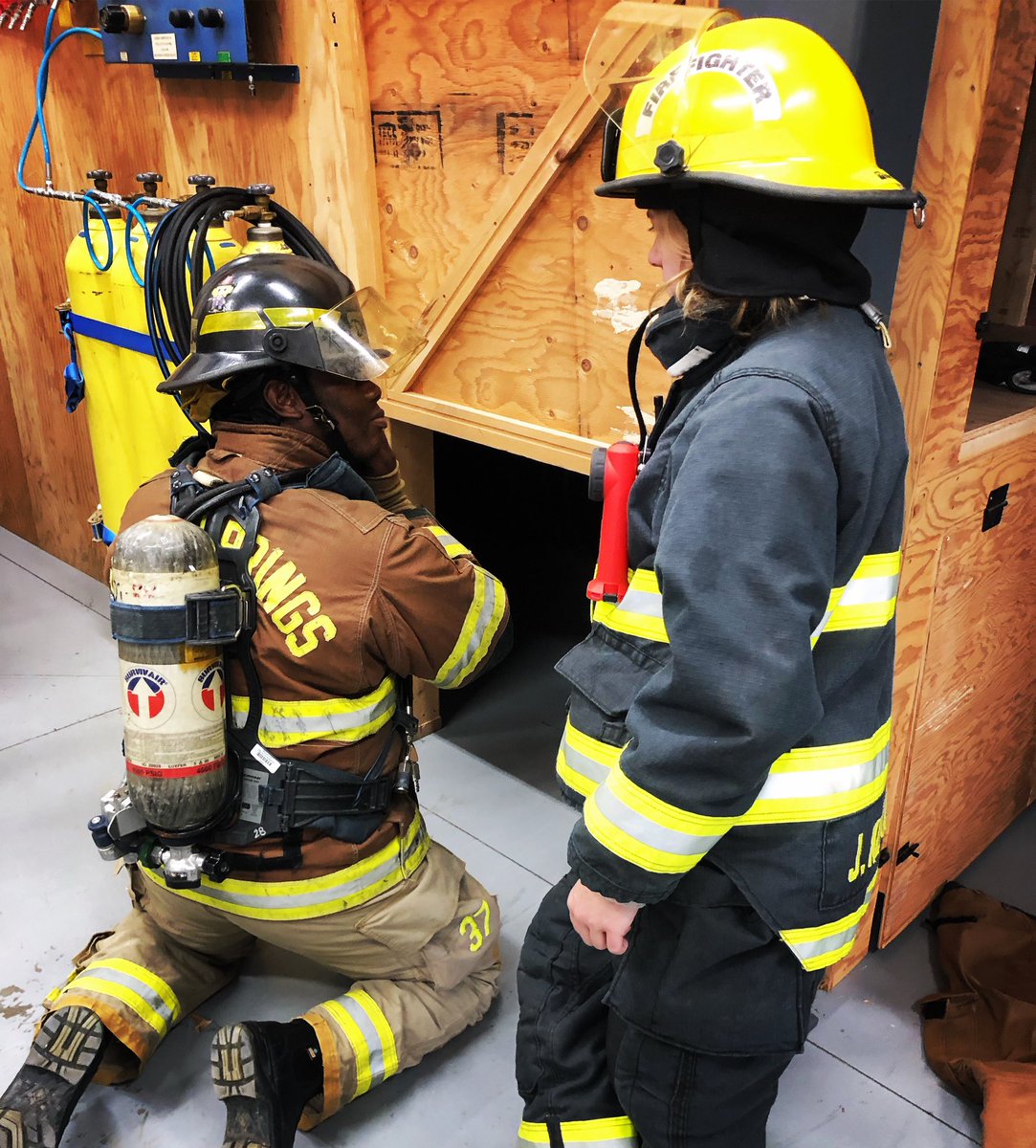 FirehouseTrain1's tweet image. Don’t forget to mask up, check the door for heat, sound the floor, update command with an entry benchmark and call-out for any victims!🔥🧑🏽‍🚒
#searchmaze #fundamentals #testtutor #firefightertraining #trainingschedule #stageIII #nfpa #practicalskills #careercoach