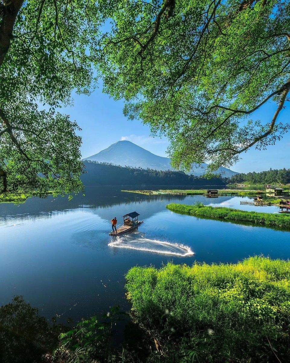 Jelajahi_IDN's tweet photo. 📍 Telaga Menjer, Wonosobo

[📸 instagram/maspeot] https://t.co/J11jzkcpAH