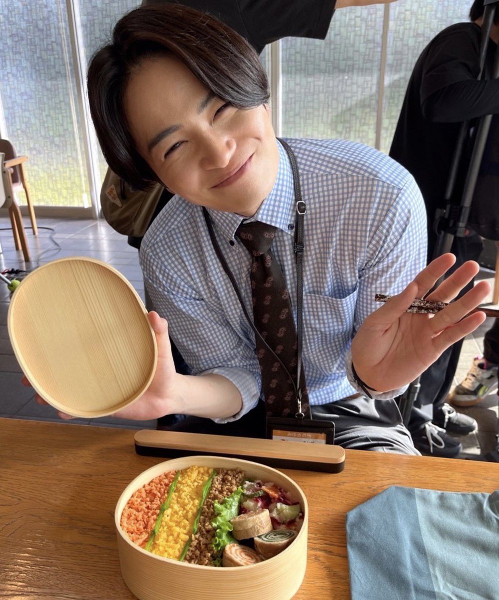 zeicho_drama's tweet photo. 👨‍💼土曜ドラマ #ゼイチョー 👩‍💼

＼2話のオフショット📸／

饗庭弁当と饗庭スマイル🍱☺️
プライスレス。

一緒にランチしたい人は🙋
リポスト🔁&amp;いいね💟

#菊池風磨

◤1・2話、見逃し配信中◢
TVer▷https://t.co/fq3uIVzfEV
Hulu▷https://t.co/XRpxYJcFAG

📢3話は10/28(土)よる10時 https://t.co/8XBIhwPd0x
