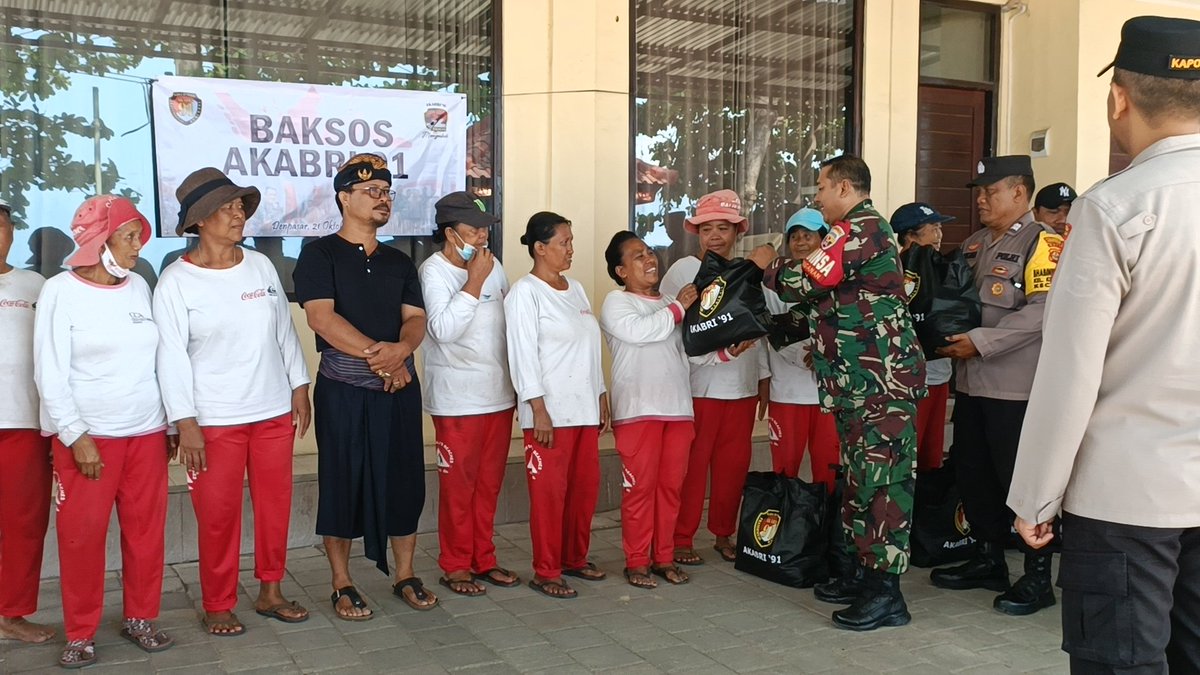 polsekkuta's tweet photo. Kapolsek Kuta Kompol Yogie Pramagita, S.H., S.I.K., M.H., didampingi Wakapolsek, PJU, Bhabinkamtibmas Kelurahan, dan personil serta Babinsa menyalurkan Bantuan Paket Sembako AKABRI '91 kepada warga berhak, bertempat kantor BPKP2K Kedonganan, Kuta, Minggu (22/10/2023) pagi. https://t.co/EfrdWZpMuZ