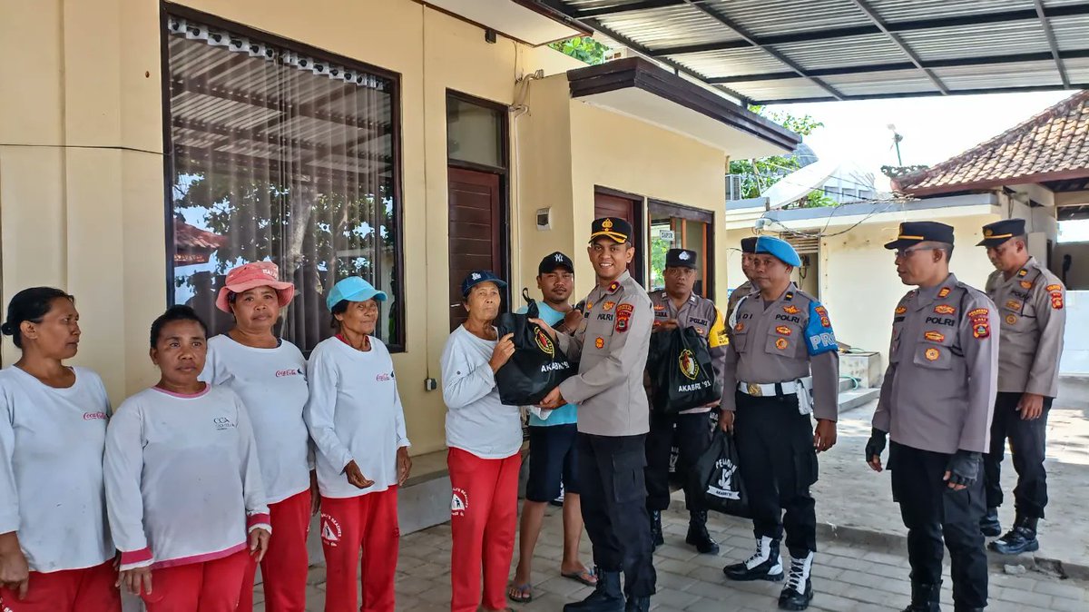 polsekkuta's tweet photo. Kapolsek Kuta Kompol Yogie Pramagita, S.H., S.I.K., M.H., didampingi Wakapolsek, PJU, Bhabinkamtibmas Kelurahan, dan personil serta Babinsa menyalurkan Bantuan Paket Sembako AKABRI '91 kepada warga berhak, bertempat kantor BPKP2K Kedonganan, Kuta, Minggu (22/10/2023) pagi. https://t.co/EfrdWZpMuZ