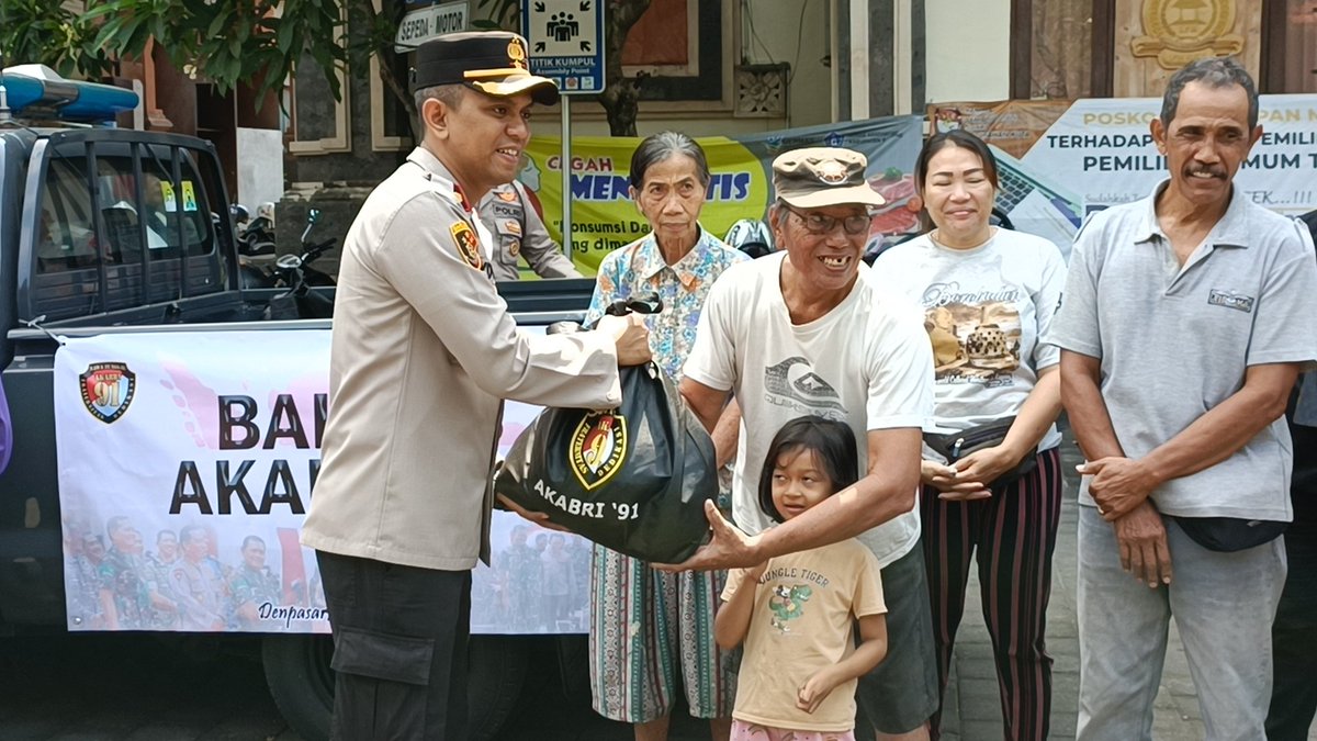 polsekkuta's tweet photo. Kapolsek Kuta Kompol Yogie Pramagita, S.H., S.I.K., M.H., didampingi Wakapolsek, PJU, Bhabinkamtibmas Kelurahan, dan personil serta Babinsa menyalurkan Bantuan Paket Sembako AKABRI '91 kepada warga berhak, bertempat kantor BPKP2K Kedonganan, Kuta, Minggu (22/10/2023) pagi. https://t.co/EfrdWZpMuZ