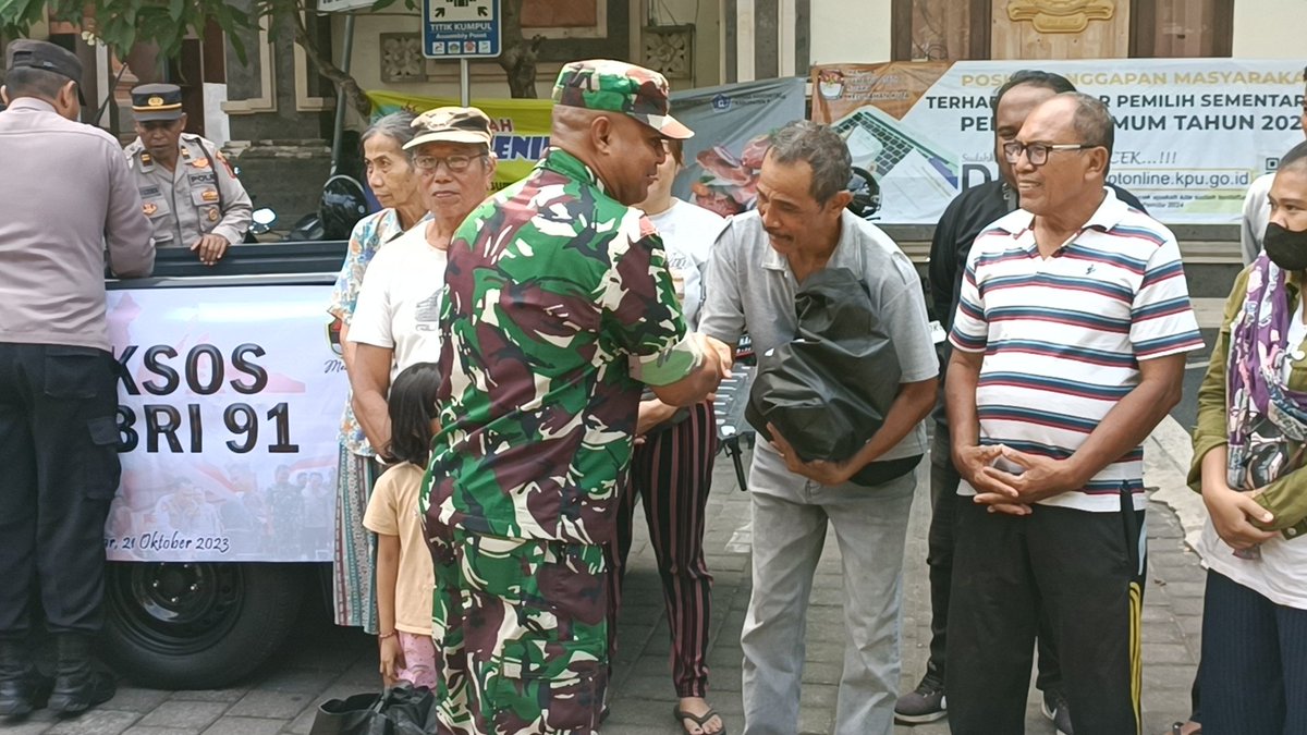 polsekkuta's tweet photo. Kapolsek Kuta Kompol Yogie Pramagita, S.H., S.I.K., M.H., didampingi Wakapolsek, PJU, Bhabinkamtibmas Kelurahan, dan personil serta Babinsa menyalurkan Bantuan Paket Sembako AKABRI '91 kepada warga berhak, bertempat kantor BPKP2K Kedonganan, Kuta, Minggu (22/10/2023) pagi. https://t.co/EfrdWZpMuZ