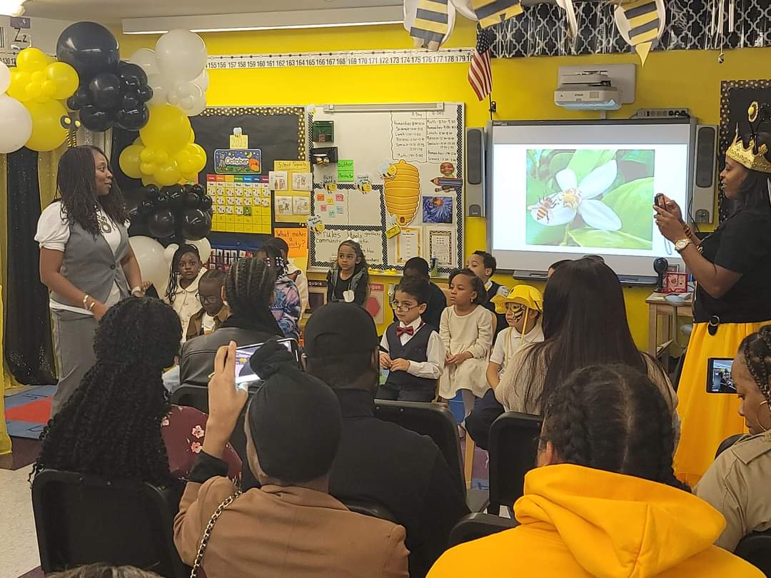 QueenBeeMsCNJ's tweet photo. The Busy Bee Ceremony of 2023 🐝🐝🐝
#busybee102 #laspantherpride #orangestrong #kindergartenrocks #kindergartenteacher #GoodtoGreat #kindergarten @Gerald_Fitzhugh @Principal_JB1 #orange💪🏾 https://t.co/ro9Dp42D0e