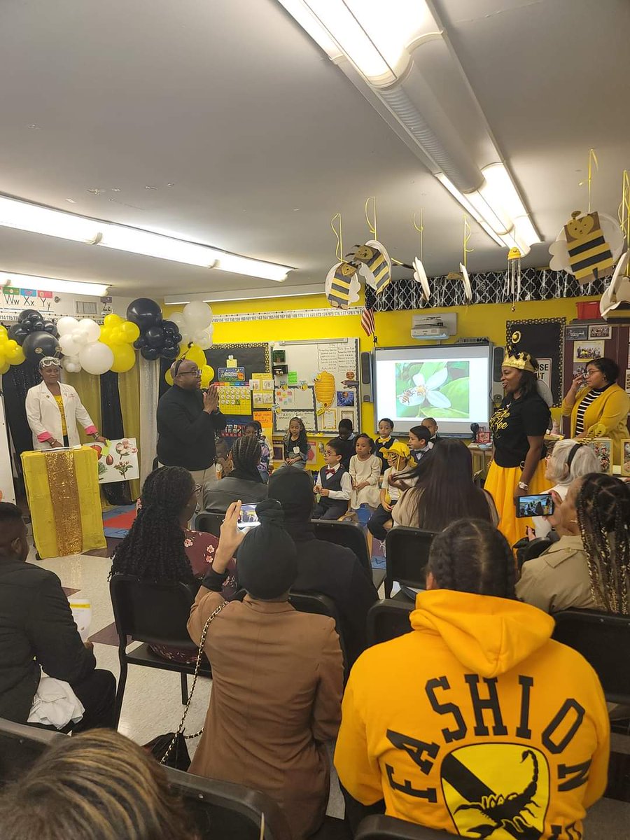 QueenBeeMsCNJ's tweet photo. The Busy Bee Ceremony of 2023 🐝🐝🐝
#busybee102 #laspantherpride #orangestrong #kindergartenrocks #kindergartenteacher #GoodtoGreat #kindergarten @Gerald_Fitzhugh @Principal_JB1 #orange💪🏾 https://t.co/ro9Dp42D0e