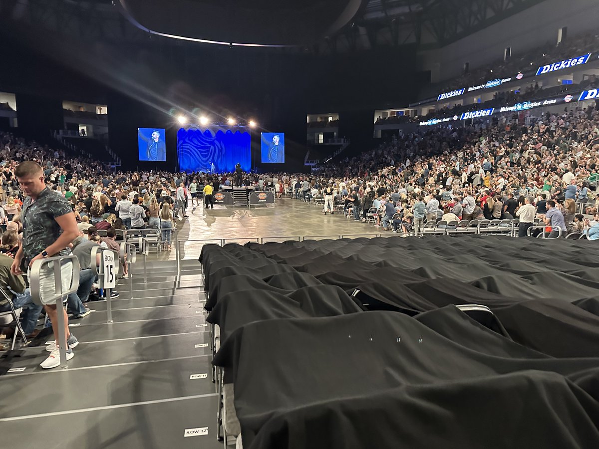 TVofkelly's tweet photo. Ticketmaster selling these seats behind this mess as row 1 💀 #fuckticketmasterforever #downwithticketmaster https://t.co/eMVni6l6Al