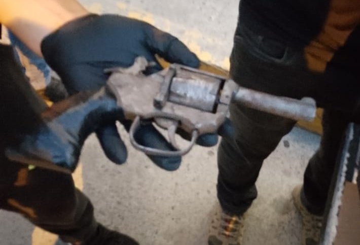 FFAAECUADOR's tweet photo. #Esmeraldas

@FFAAECUADOR ejecutando patrullajes en vehículos tácticos #COBRAII, en los sectores #Embudo y #MinadePiedra se aprehendió a 4 presuntos miembros del G.D.O Los Lobos,  con las siguientes evidencias: 1 revólver artesanal, 1 munición y 1 centro de monitoreo y control. https://t.co/JpePt1ENc7