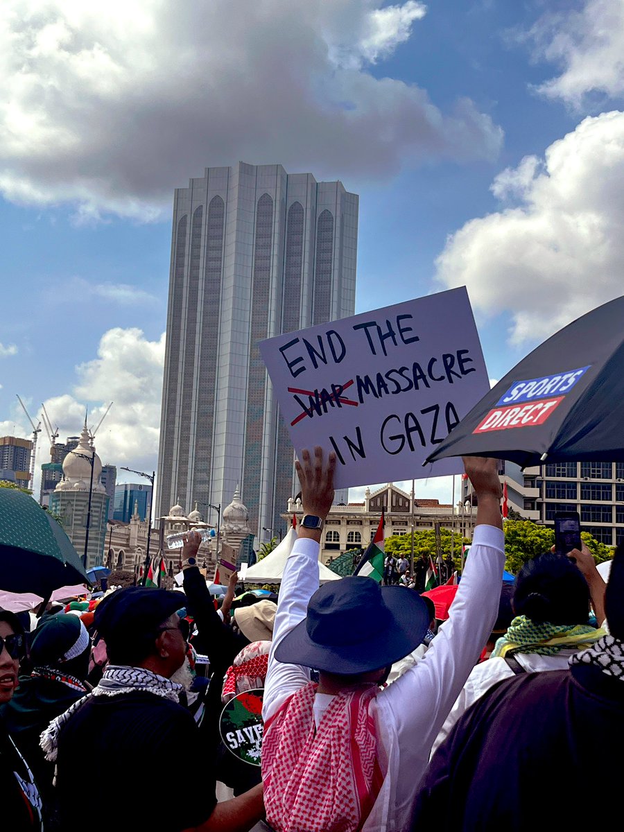 Januarhaikal's tweet photo. Perhimpunan solidariti untuk Palestin yang sedang berlangsung di Dataran Merdeka sekarang.

From river to the sea, Palestine will be free!

Malaysia is with you Palestine! Always 🇲🇾🇵🇸

#Visitisrael
#Israelfood
#Israelunderattack
#IsraelAttack 
#Israelcuak
#Israelkoyak https://t.co/IGQ2qY1t4C