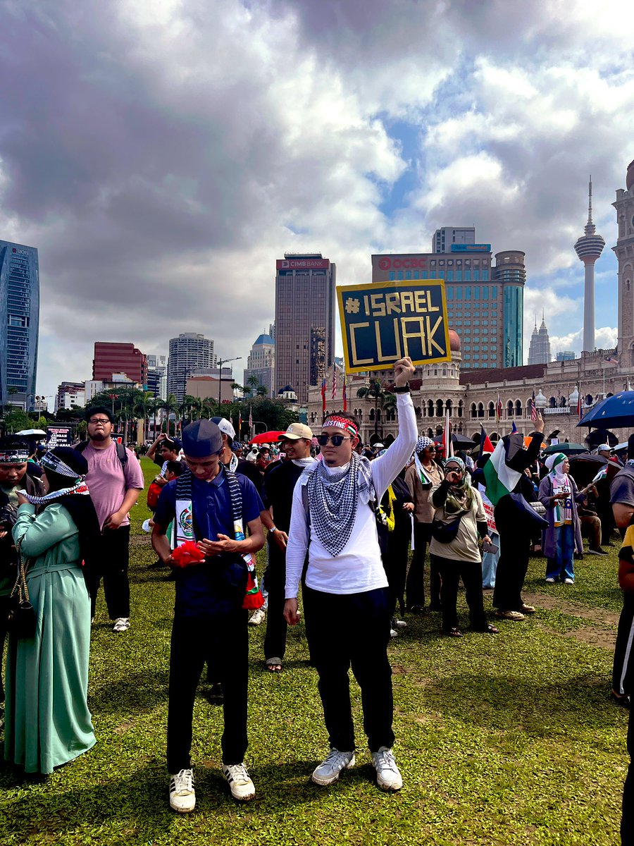 Januarhaikal's tweet photo. Perhimpunan solidariti untuk Palestin yang sedang berlangsung di Dataran Merdeka sekarang.

From river to the sea, Palestine will be free!

Malaysia is with you Palestine! Always 🇲🇾🇵🇸

#Visitisrael
#Israelfood
#Israelunderattack
#IsraelAttack 
#Israelcuak
#Israelkoyak https://t.co/IGQ2qY1t4C