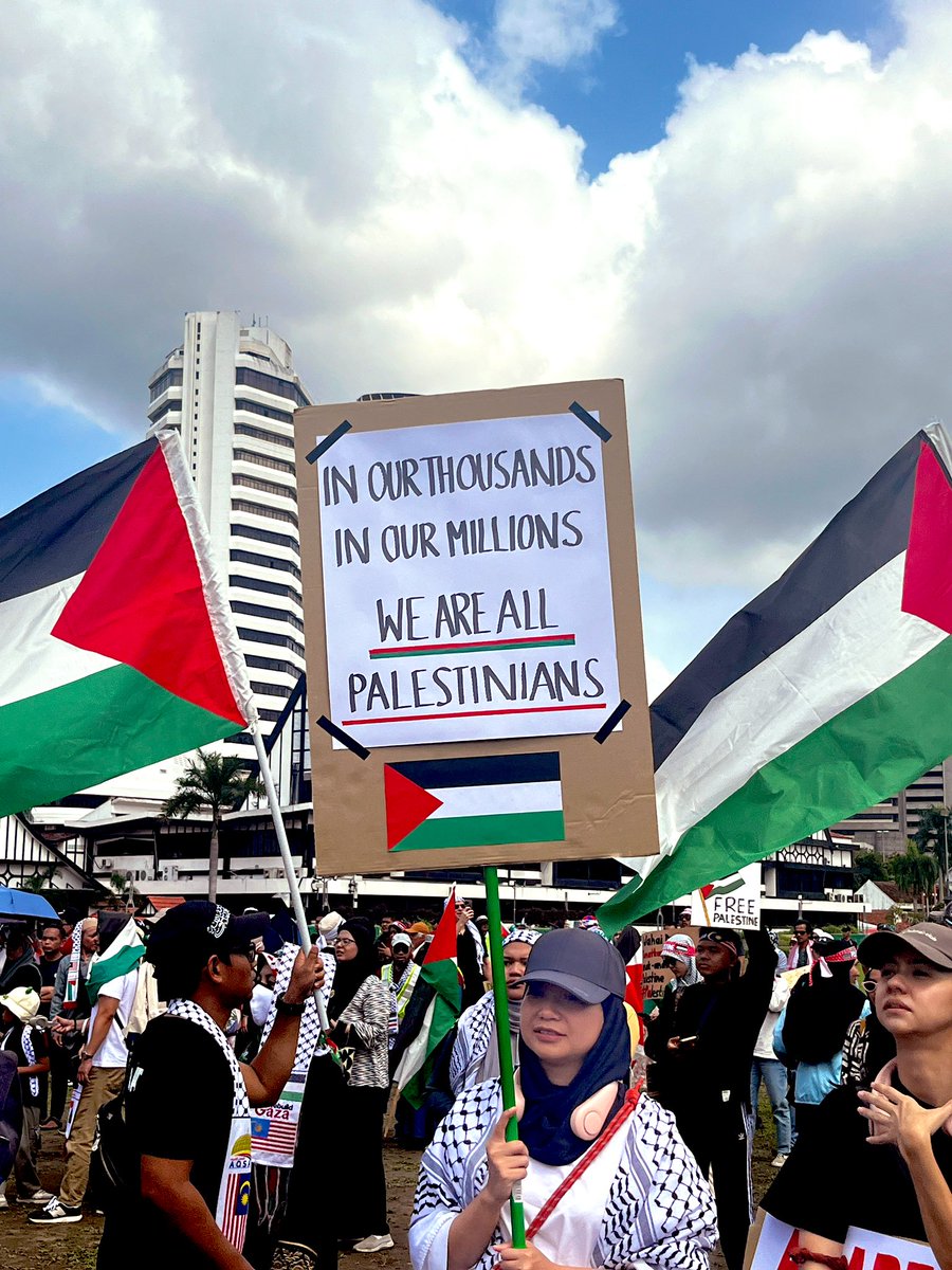 Januarhaikal's tweet photo. Perhimpunan solidariti untuk Palestin yang sedang berlangsung di Dataran Merdeka sekarang.

From river to the sea, Palestine will be free!

Malaysia is with you Palestine! Always 🇲🇾🇵🇸

#Visitisrael
#Israelfood
#Israelunderattack
#IsraelAttack 
#Israelcuak
#Israelkoyak https://t.co/IGQ2qY1t4C
