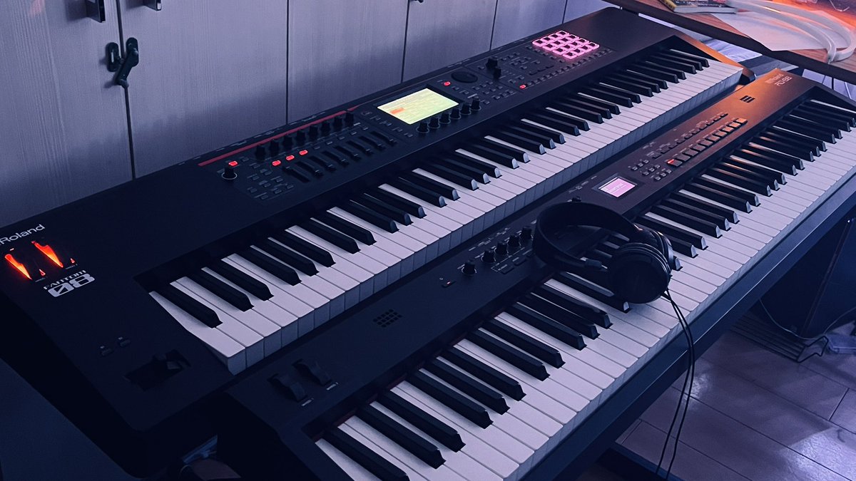 Moncy_desk's tweet photo. #Roland さんの #FANTOM08 がうちにきて、今日で1年が経ちました。
この1年間ほぼ毎日のように触ってたので、今や音楽生活に欠かせない存在になってます。
この楽器を通じて出会った方もたくさんいますし、自らの成長に役立ってくれるので、今後も大切に使っていきたいと思います。
#MyRoland https://t.co/3TIgoPBJK2