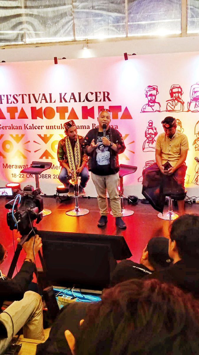 ericooter1's tweet photo. Sejak lahir manusia tercipta dengan sisi kreatifnya,maka sebuah karya akan terlahir dengan cara menjaga budayanya masing-masing. Prilaku dan kosisten adalah sebuah identitas diri, maka berbaiklah dengan rasa sekelilingmu (culture >< kalcer) https://t.co/r7vDKiuAZi