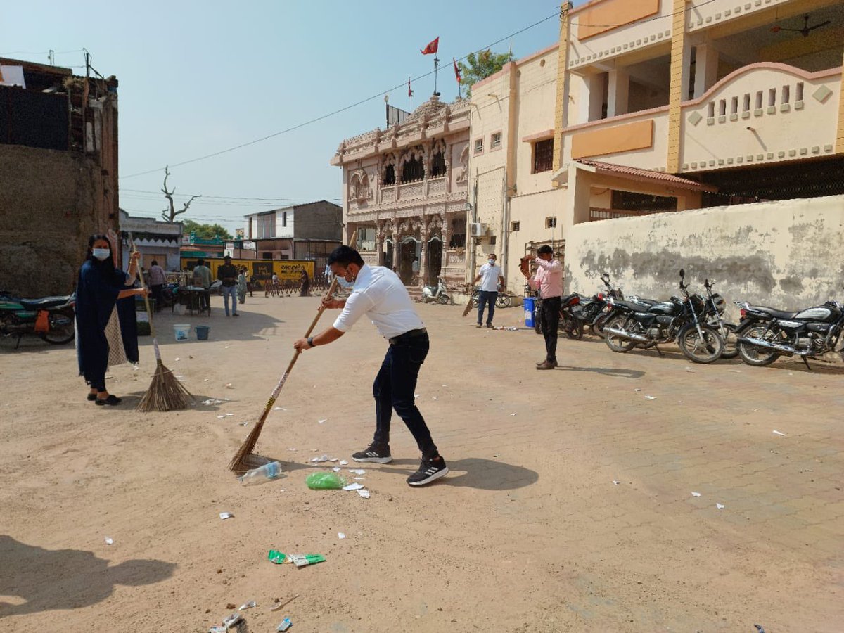 Cleaniness is service!! A cleaniness activity took place at various religious places. Took part at cleaning Virochanagar temple, Sanand. #SwachhtaHiSeva #SwachhGujarat2023