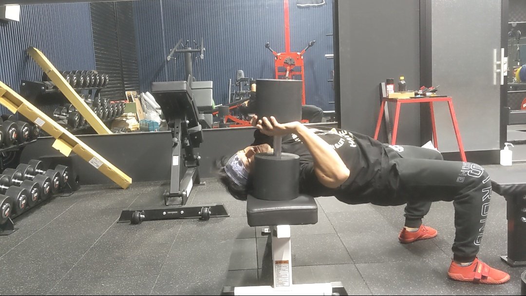the9rapp1er's tweet photo. 流行りの高重量(68kg)でダンベルプルオーバーやってみたけどけっこう危なかった https://t.co/b6Si7sso2A