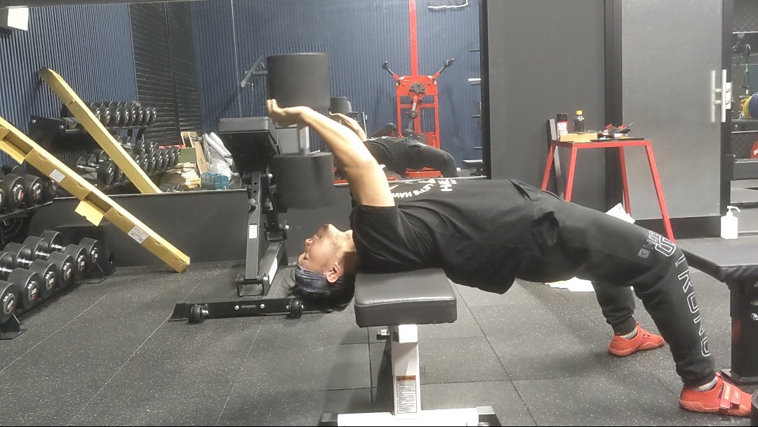 the9rapp1er's tweet photo. 流行りの高重量(68kg)でダンベルプルオーバーやってみたけどけっこう危なかった https://t.co/b6Si7sso2A