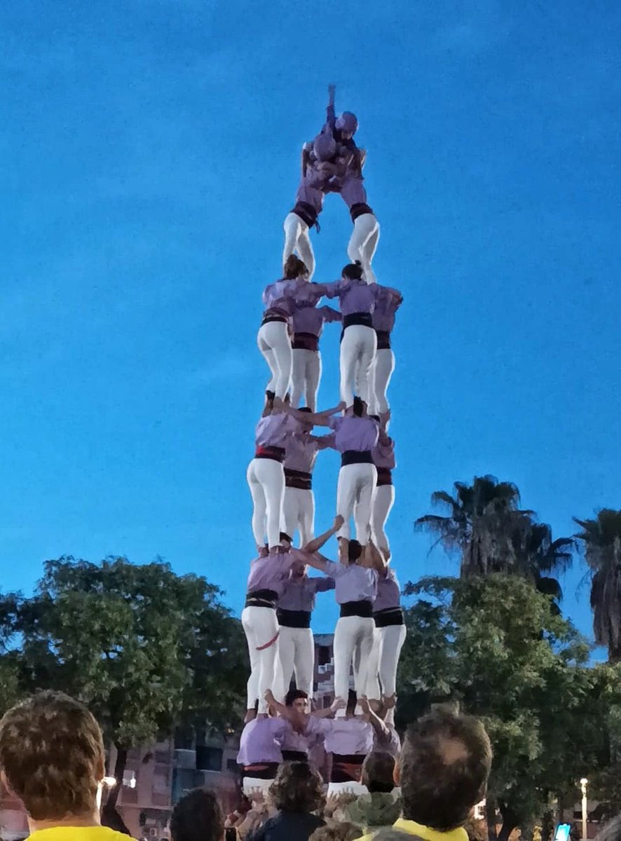 Són molts sentiments ,són moltes paraules !! Tot i quedar-nos un paset ho HEM FET  #Cornellà i la Trobada  del #BaixLlobregat ha tingut de nou una aleta del 4d8 dels seus <a href="/CastCornella/">Castellers de Cornellà</a> .

Orgull i Molt Sentiment Lila
A Diada a descarregar-ho
💜 #castells