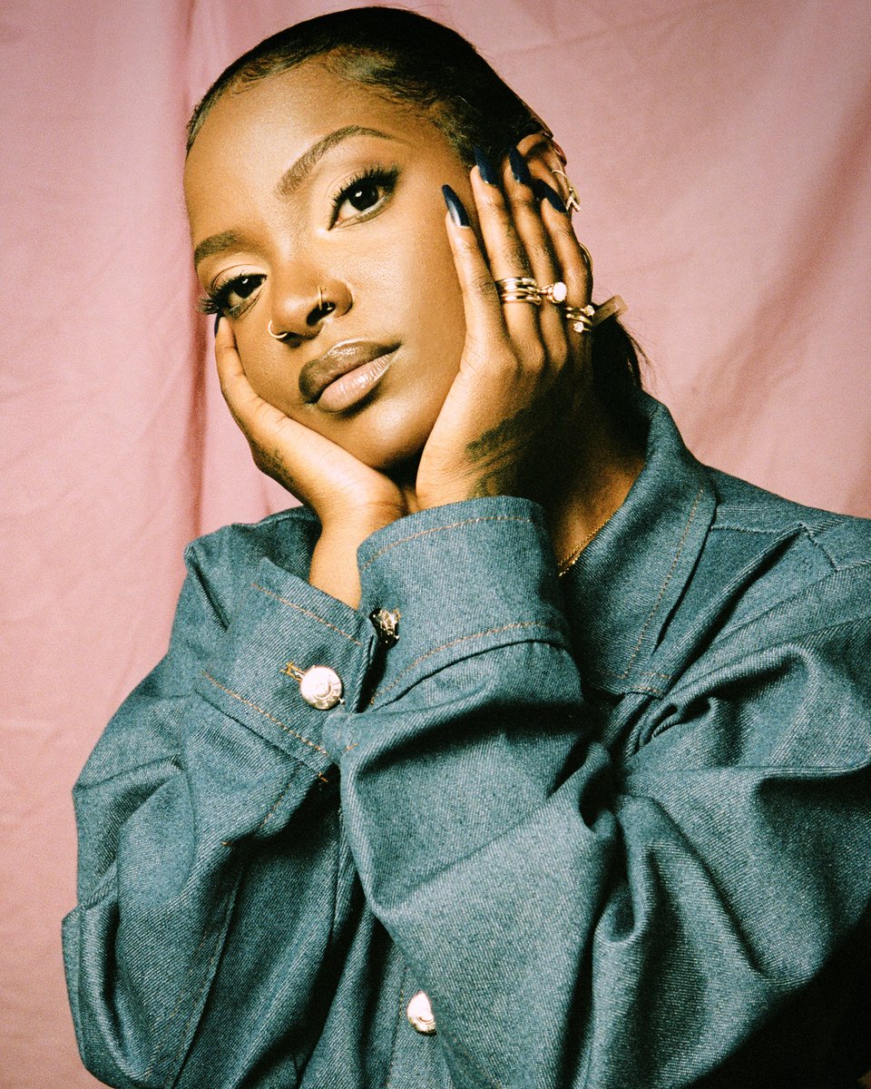 colorsxstudios's tweet photo. UP NEXT | For the second show in our series with @SpotifyAfrica, L.A.-based, Kenyan-Ugandan singer-songwriter Xenia Manasseh (@xeniamanasseh) presents her sumptuous COLORS debut. 💜

Set reminder for the premiere: https://t.co/XuAcdQJJ7k https://t.co/mTRBEKry8F