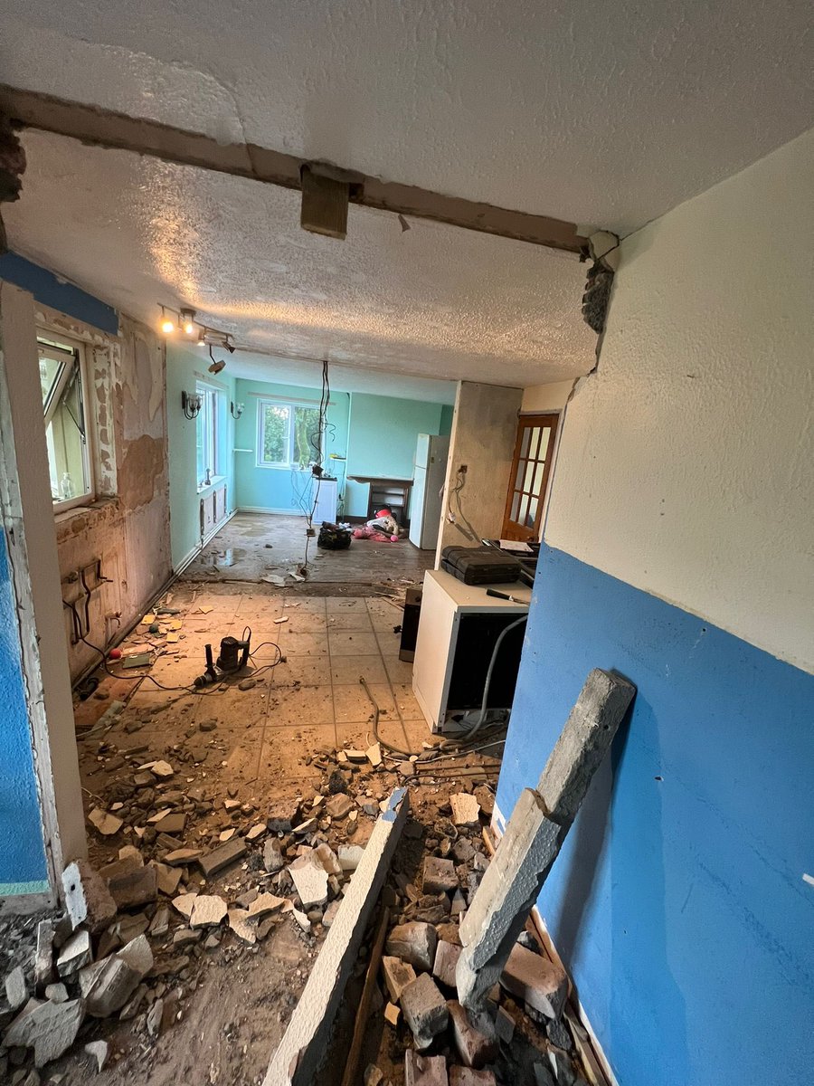 sjinstallations's tweet photo. Before and after full @Wickes installation. Walls removed, walls and ceiling plastered @stevethespread new oak kitchen installed compact laminate worktops, integrated appliances, electrics , plumbing, LVT flooring installed all completed in 10 days. Another happy customer 👌🏼 https://t.co/XtL6G4HFBq