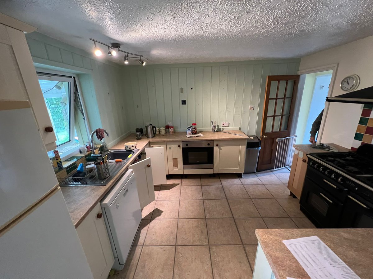 sjinstallations's tweet photo. Before and after full @Wickes installation. Walls removed, walls and ceiling plastered @stevethespread new oak kitchen installed compact laminate worktops, integrated appliances, electrics , plumbing, LVT flooring installed all completed in 10 days. Another happy customer 👌🏼 https://t.co/XtL6G4HFBq