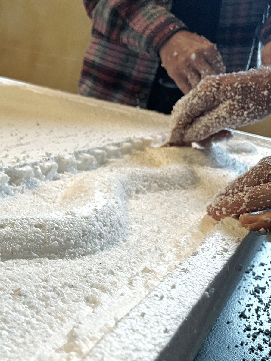 🤗 retour sur l’Atelier « Reliefs » organisé hier avec Maya Eneva autour de l’exposition de Celeste Richard Zimmermann et dans le cadre de #airedejeunesses ! #sculpture #centredart #actionculturelle #chateaugontier #paysdelaloire