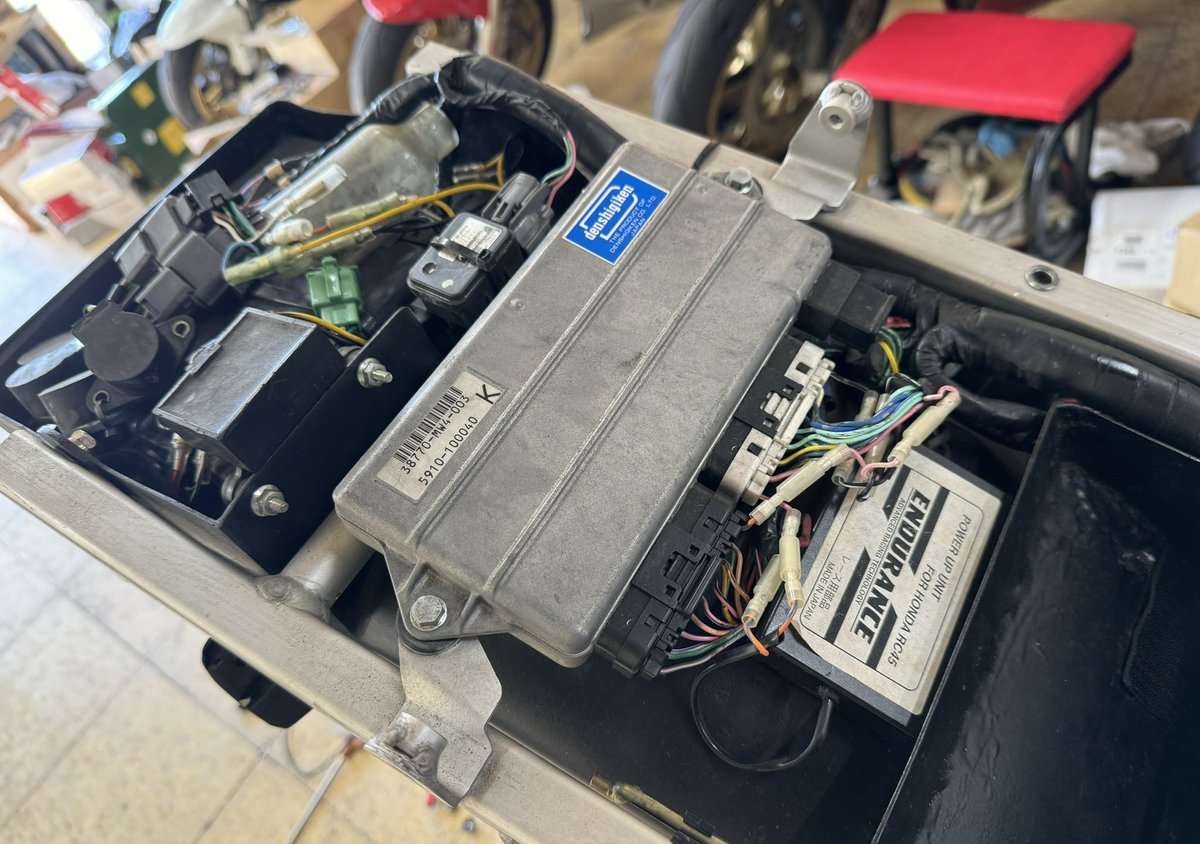 trentasette37_'s tweet image. 納車整備中。
良いナンバー‼️
#HONDARVF750R
#RC45
#Trentasette37_
#トレンタセッテ37