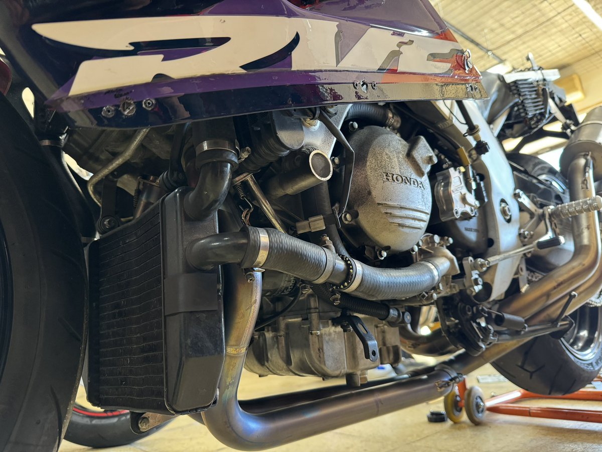 trentasette37_'s tweet image. 納車整備中。
良いナンバー‼️
#HONDARVF750R
#RC45
#Trentasette37_
#トレンタセッテ37