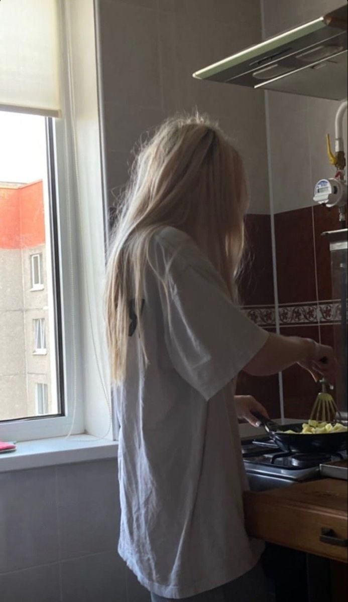 ⠀
переехать к марку – встретиться с пустым холодильником, в котором давным давно подохла мышь. превращаюсь в тот тип девушек, что заботятся о здоровье парня больше, чем он сам.
⠀