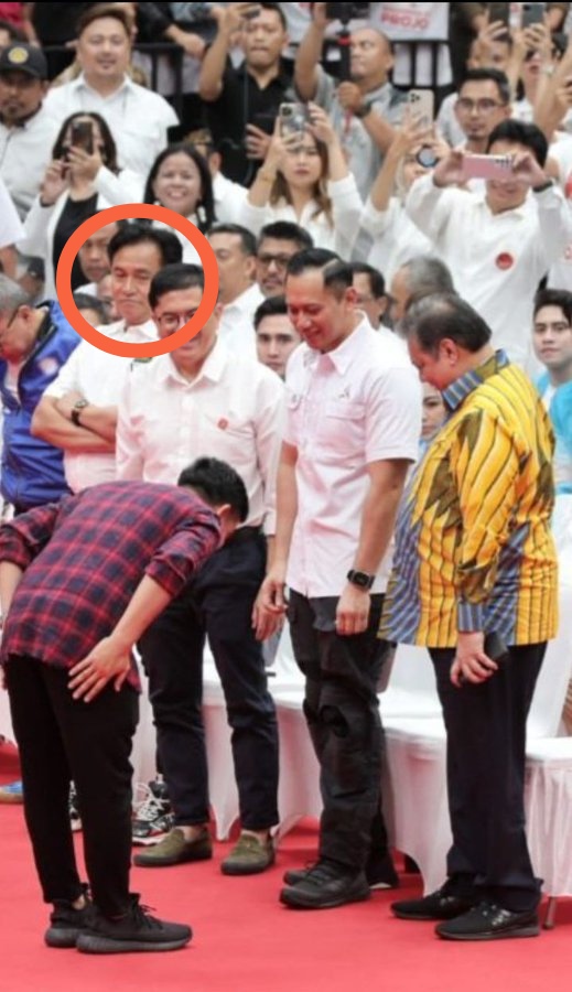 Ane ndak gagas pose Maswali yang nunduk2 didepan mreka, tapi ane lebih perhatiin ekspresi Pak Yuzril melihat maswali,
Ekspresi yg spertinya....