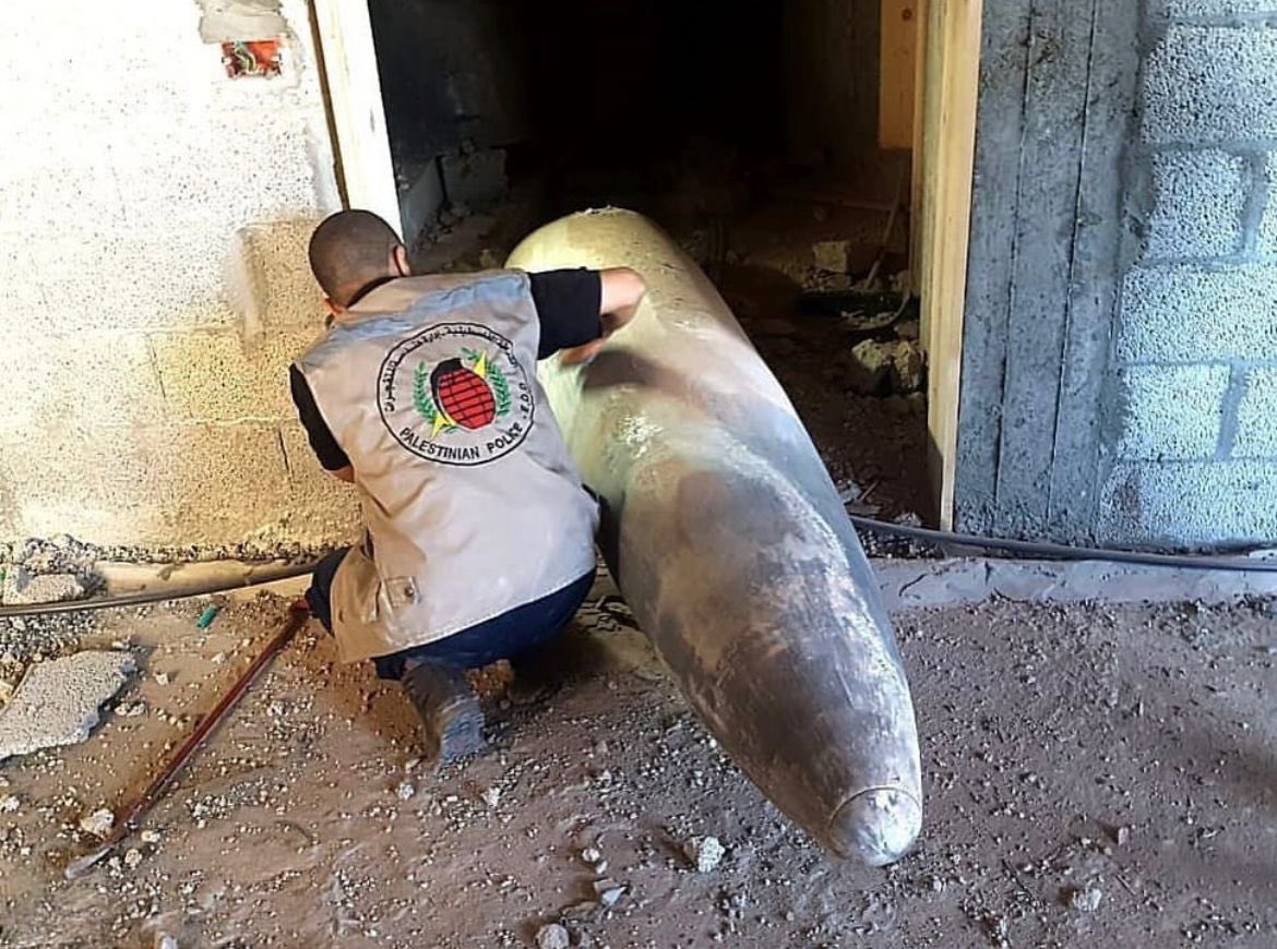 mosti's tweet photo. A huge bomb was dropped on a house in Gaza but didn't explode.
قنبة القيت على غزة ولم تنفجربفضل الله.

"إن الذين كفروا ينفقون أموالهم ليصدوا عن سبيل الله، فسينفقونها ثم تكون عليهم حسرة ثم يغلبون، والذين كفروا إلى جهنم يحشرون" 

#PalestineGenocide #Gaza #hospital #FreePalestine https://t.co/uee3sWQ9Gd