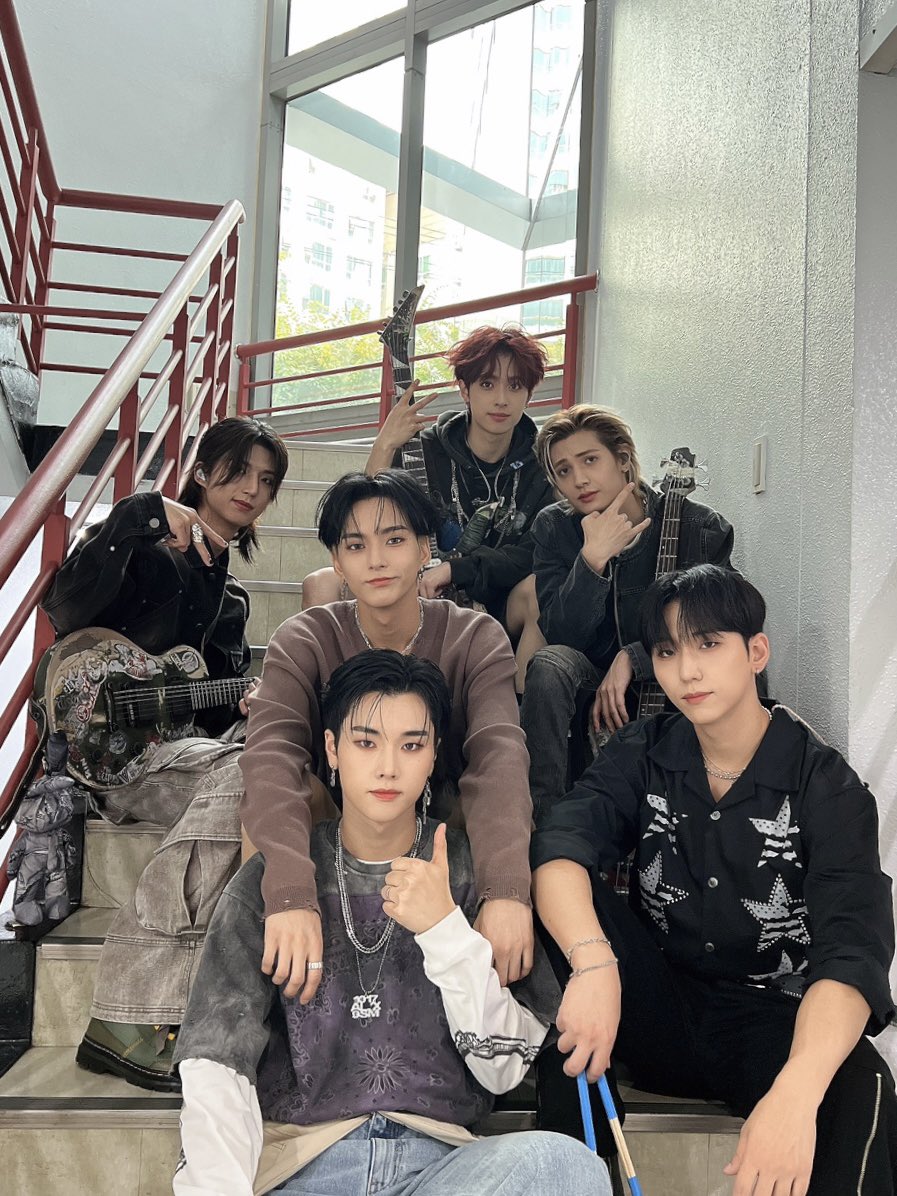 XH_official's tweet photo. [ #Xtra_Scenes ]

인기가요도 엑디즈가
찢고 가는 게 당연하단다😎

오늘 무대도 온 마음으로 함께해 준
빌런즈 감사해요🫶🫶

#XdinaryHeroes #엑스디너리히어로즈
#Livelock #Break_the_Brake
#WE_ARE_ALL_HEROES https://t.co/gkMnXYIRcf