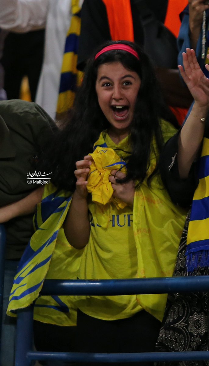 9NFCBALL's tweet photo. 📸 || ردة فعل مشجعه عالمية بعد حصولها على قميص مهدى من علي الحسن.  

#النصر_ضمك https://t.co/RXVgZ319sT