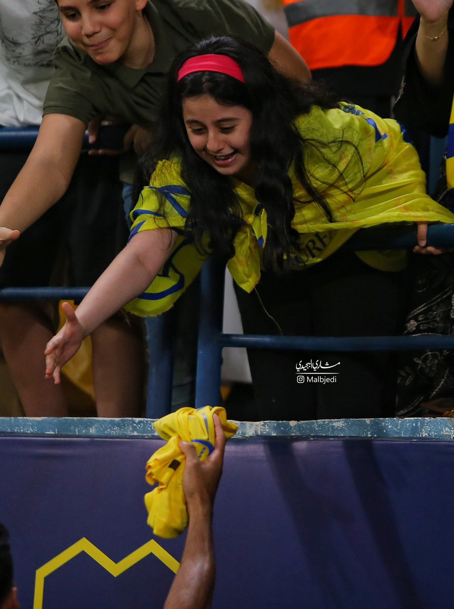 9NFCBALL's tweet photo. 📸 || ردة فعل مشجعه عالمية بعد حصولها على قميص مهدى من علي الحسن.  

#النصر_ضمك https://t.co/RXVgZ319sT