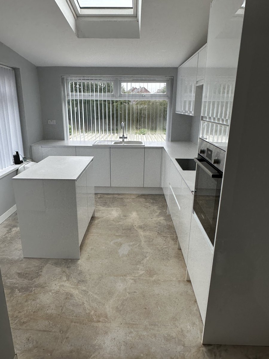 sjinstallations's tweet photo. Another @Wickes kitchen installation, plumbing, electrics, integrated appliances, zenith compact laminate worktops and island all completed in 3days. Another happy customer👌🏼😃 https://t.co/0vJOe2bMaM