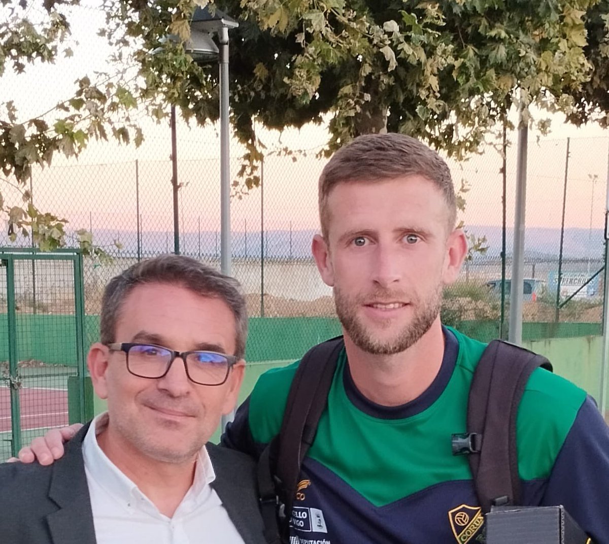 AgenciaNtaSport's tweet photo. #FutbolistasNta
@ToniAznar1 con #AlexBarrera en su último partido fuera de casa con su @CoruxoFCoficial
Hoy es un buen día para volver a la senda de la victoria.
¡Vamos Alex! https://t.co/9w3dYbn25q