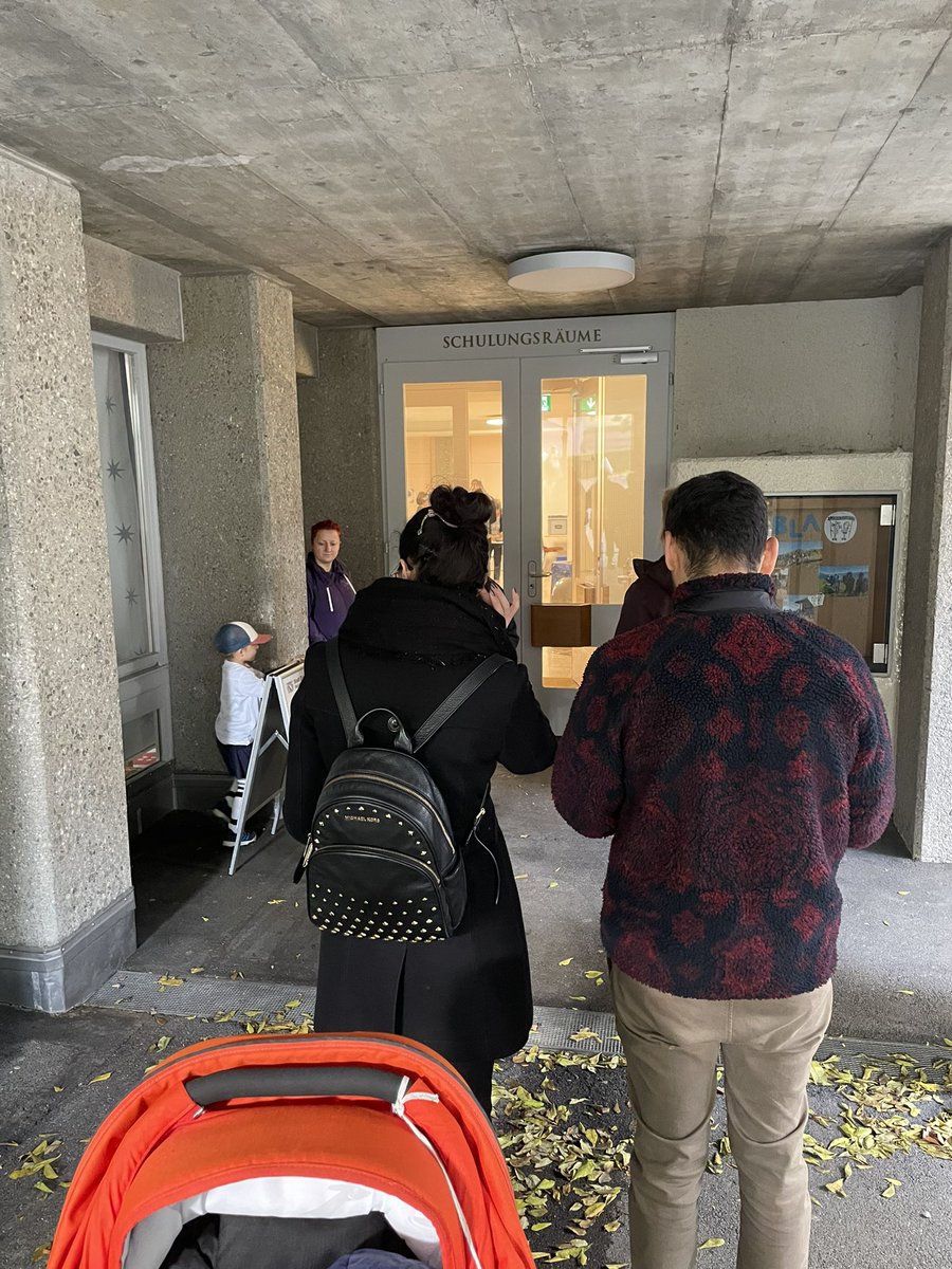 #wahlbeteiligung bei den #WahlenCH23 doch höher als befürchtet? zumindest in wipkingen sogar kurze schlange vor #wahllokal