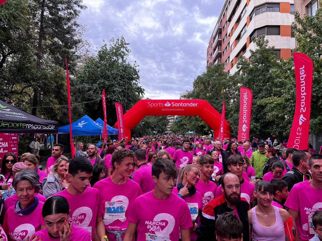 Ayto_Caceres's tweet photo. Alrededor de 6.000 personas marchan por la investigación contra el cáncer de mama. 
“No podemos bajar la guardia “
#MarchaRosaCC https://t.co/t5IDyPiJ2Y