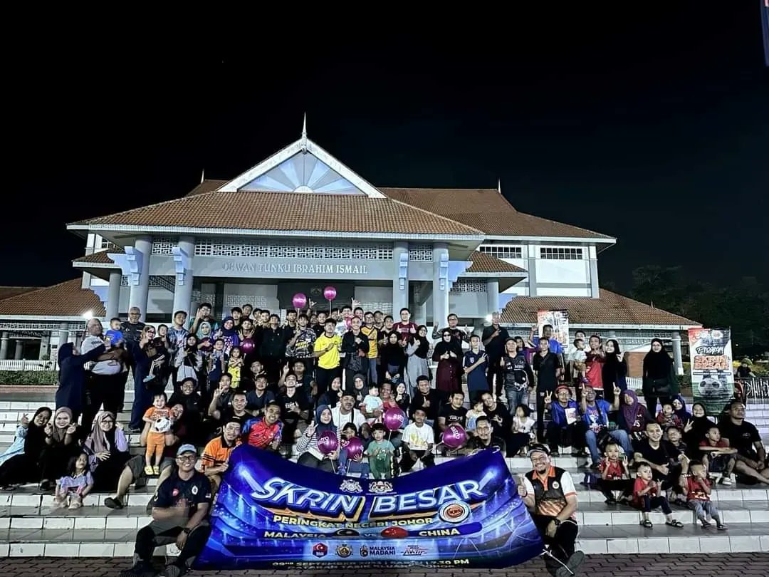 JbsJohor's tweet photo. Terima kasih sokongan Ekor Harimau warga Daerah Kluang yang turun bersama di Dataran Tasik Kluang malam ini bagi menyaksikan perlawanan persahabatan antarabangsa tier 1 melibatkan pasukan bola sepak 🇲🇾 MALAYSIA menentang 🇨🇳 China yang berkesudahan dengan keputusan seri 1-1 🔥⚡️ https://t.co/hFheew8lqD